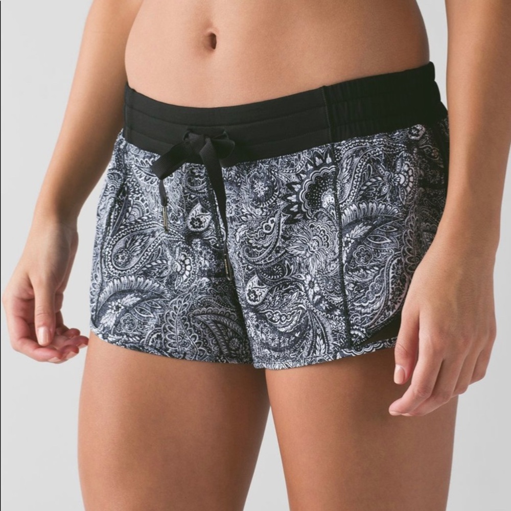 Lululemon paisley hotty hot short 2.5”